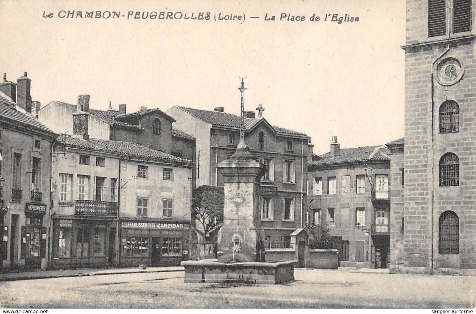 CPA 42 LE CHAMBON FEUGEROLLES / PLACE EGLISE - Le Chambon Feugerolles