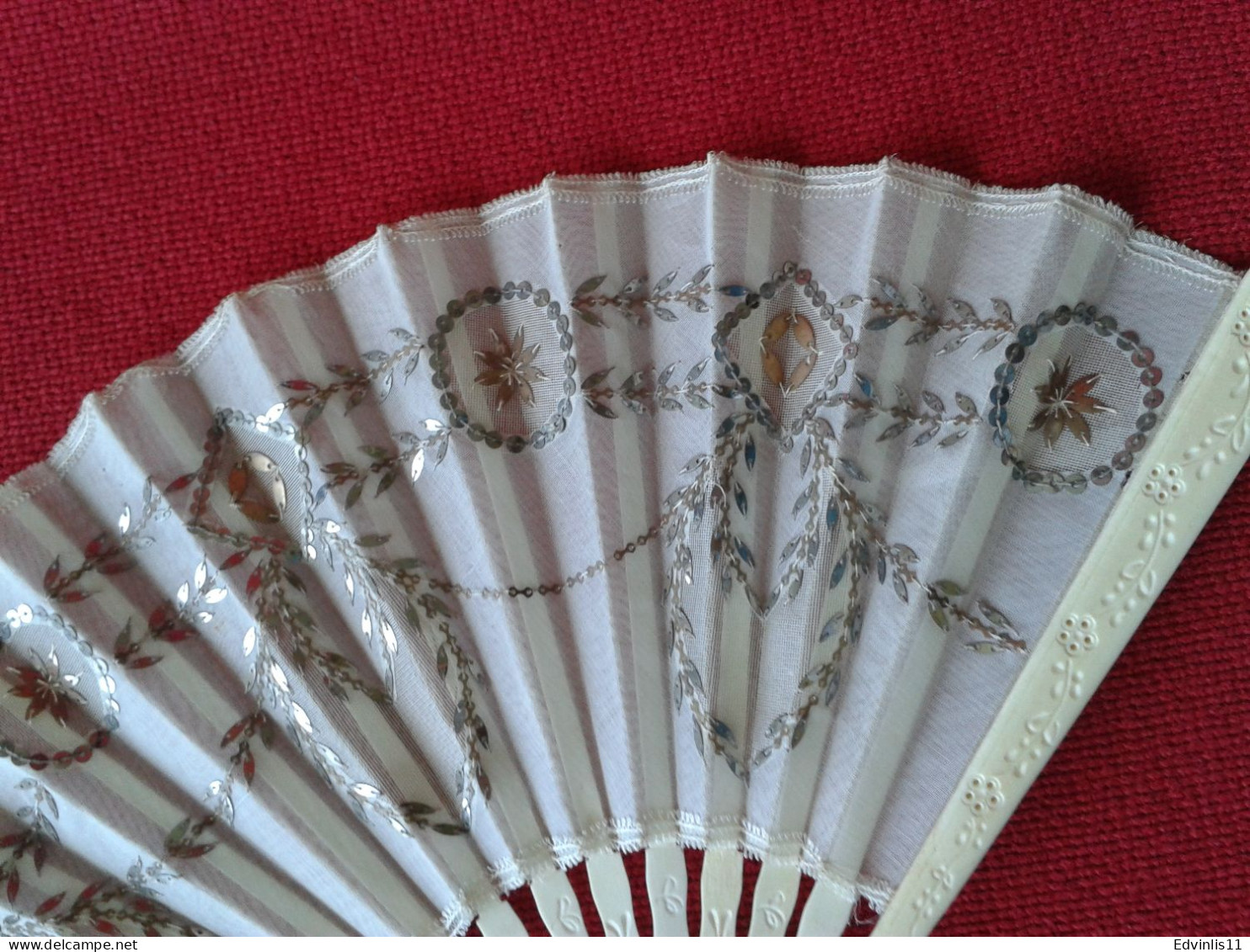 Antique! Victorian Style HAND FAN With Silver Sequin & White Lace Beautiful Bone Spokes - Waaier