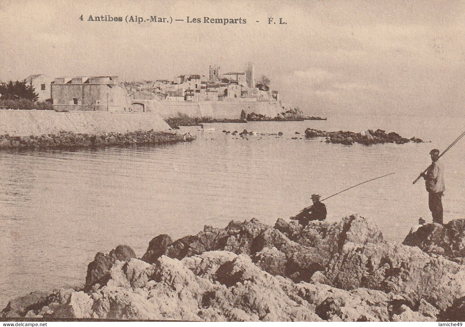 ANTIBES (Alp.-Mar.) Les Remparts Pécheurs à La Ligne - Antibes - Les Remparts