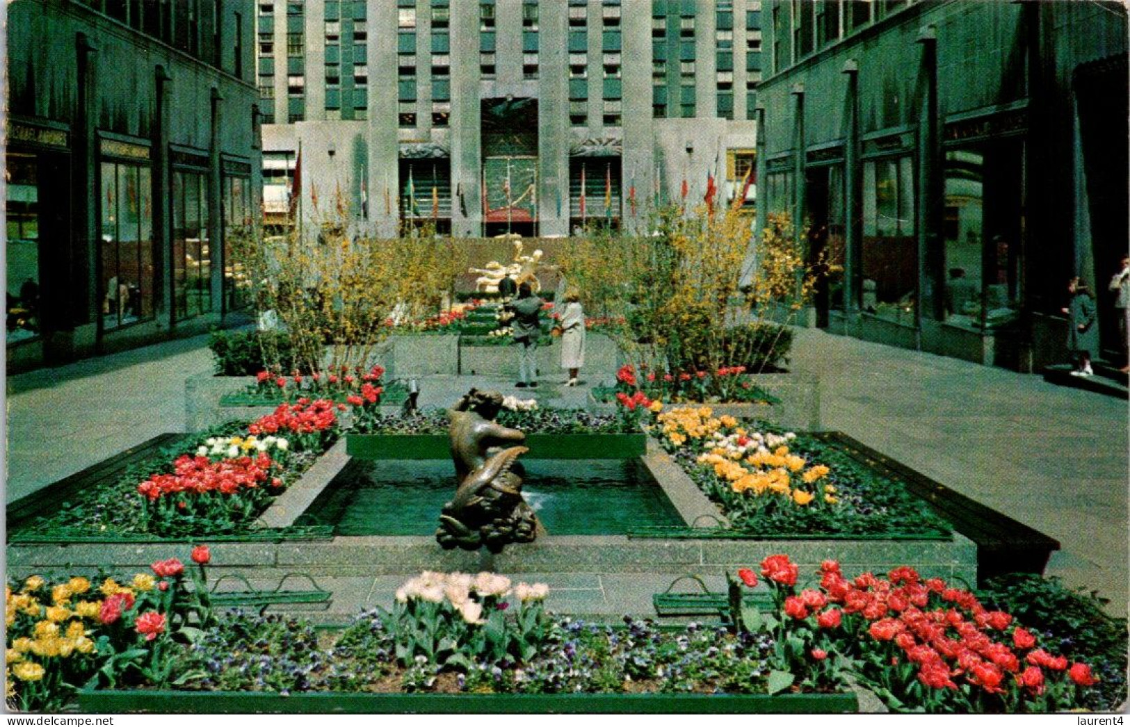 6-9-2023 (4 T 24) US Posted To France - New York City Rockfeller Center Channel Garden - Parcs & Jardins