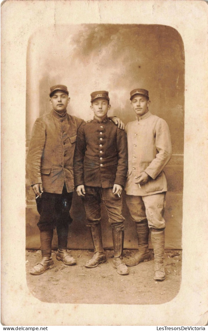 MILITARIA - Trois Soldats -  Carte Postale Ancienne - Uniformes