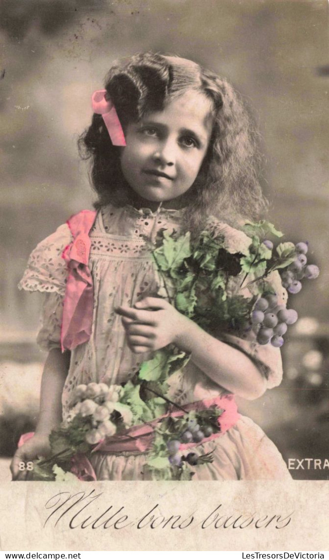 ENFANT - Portrait - Mille Bons Baisers - Colorisé - Raisins - Carte Postale Ancienne - Portraits