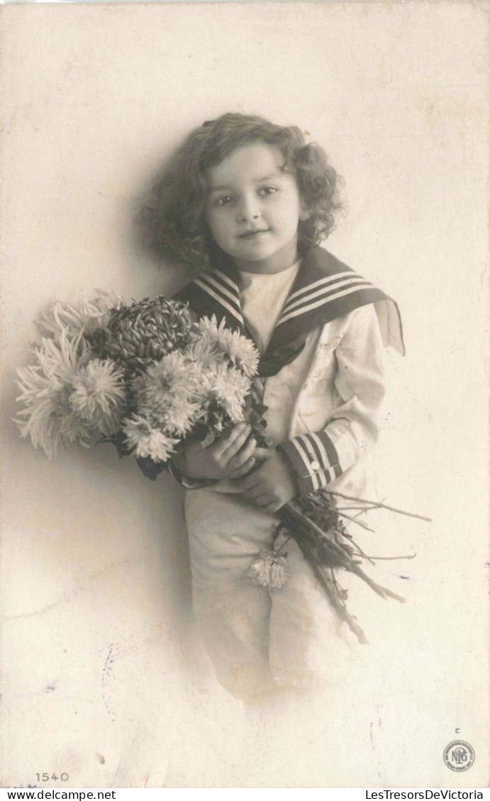 ENFANT - Portrait - Petit Garçon Habillé En Marin Avec Un Bouquet De Fleurs - Carte Postale Ancienne - Portraits
