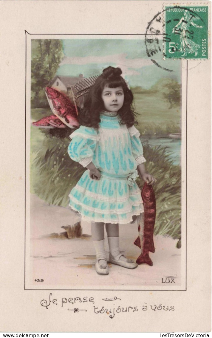 ENFANT - Portrait - Je Pense Toujours à Vous - Petite Fille Tenant Des Carpes - Colorisé -  Carte Postale Ancienne - Portraits