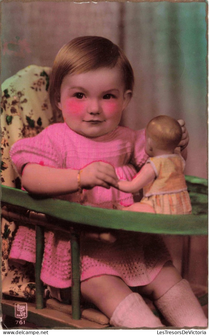 ENFANT - Portrait - Bébé Dans Sa Chaise Haute Jouant Avec Sa Poupée -  Carte Postale Ancienne - Portraits