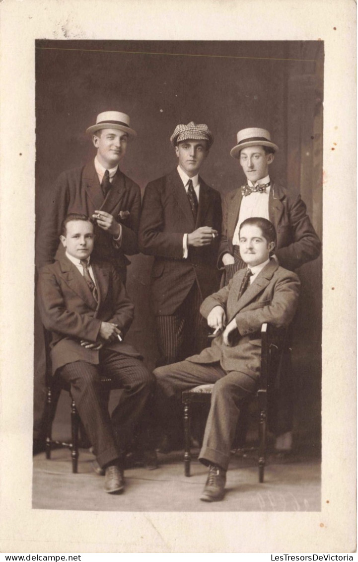 PHOTOGRAPHIE - Cinq Hommes Posant Pour Une Photo - Carte Postale Ancienne - Photographs