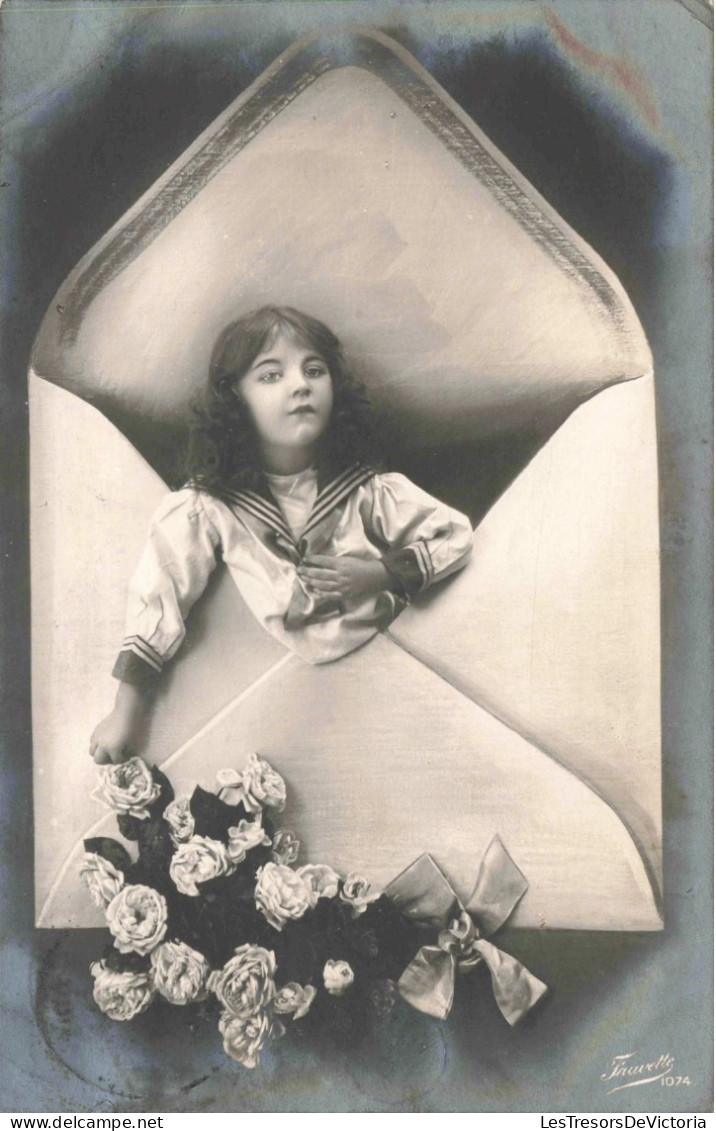 FANTAISIE - Une Enfant Sortant D'une Enveloppe Géante -  Carte Postale Ancienne - Babies