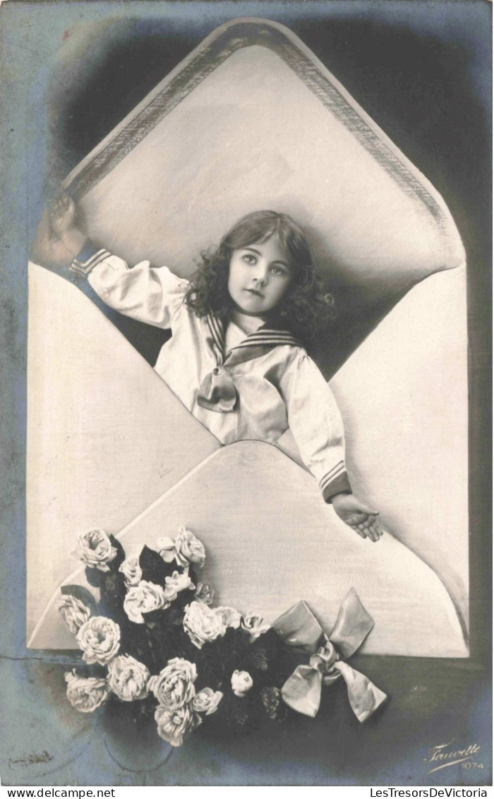 FANTAISIE - Une Enfant Sortant D'une Enveloppe Géante -  Carte Postale Ancienne - Baby's