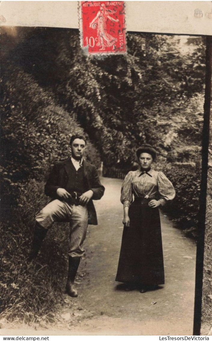 PHOTOGRAPHIE - Un Homme Et Son épouse Dans La Nature - Carte Postale Ancienne - Photographs