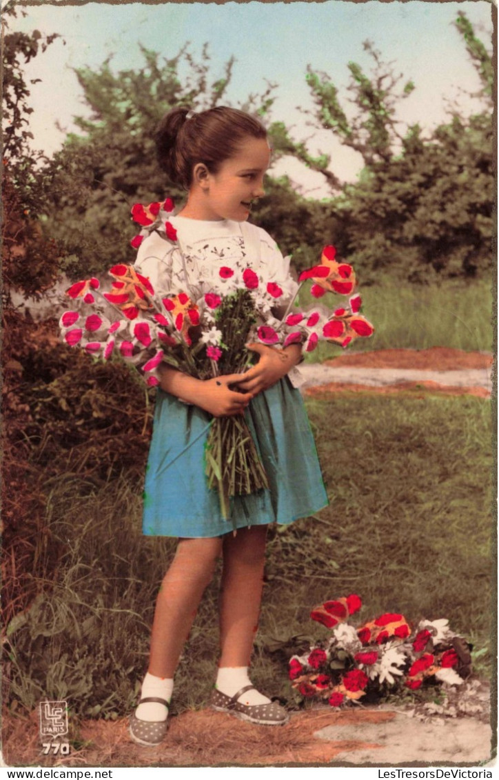 ENFANT - Portrait - Une Petite Fille Un Bouquet De Fleurs - Jardin - Colorisé -  Carte Postale Ancienne - Portraits