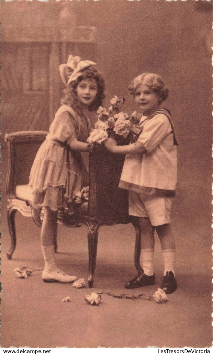 ENFANT -  Portrait - Deux Enfants Près D'une Banquette Avec Un Bouquet De Roses -  Carte Postale Ancienne - Portraits