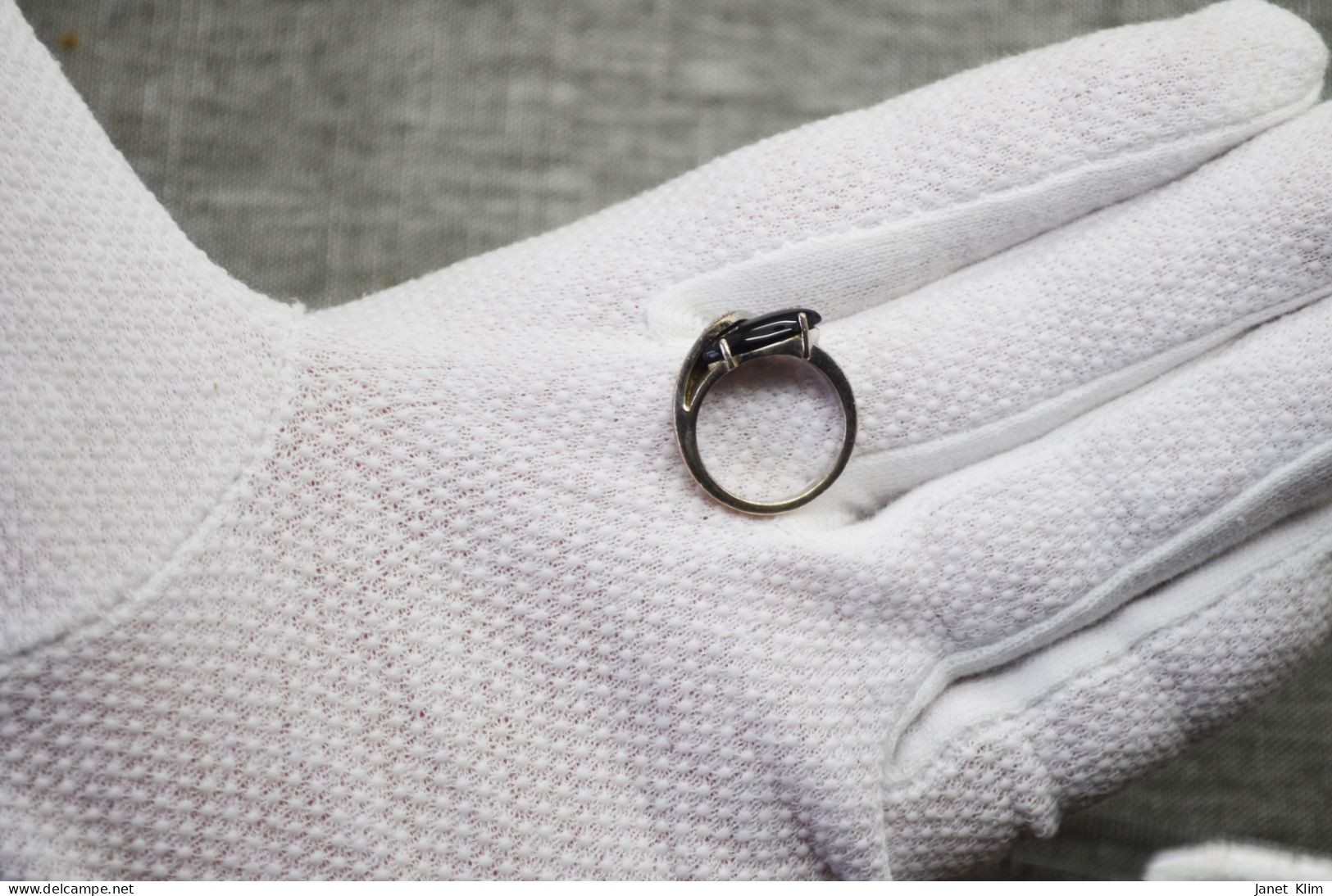 Beautiful vintage silver ring with stone