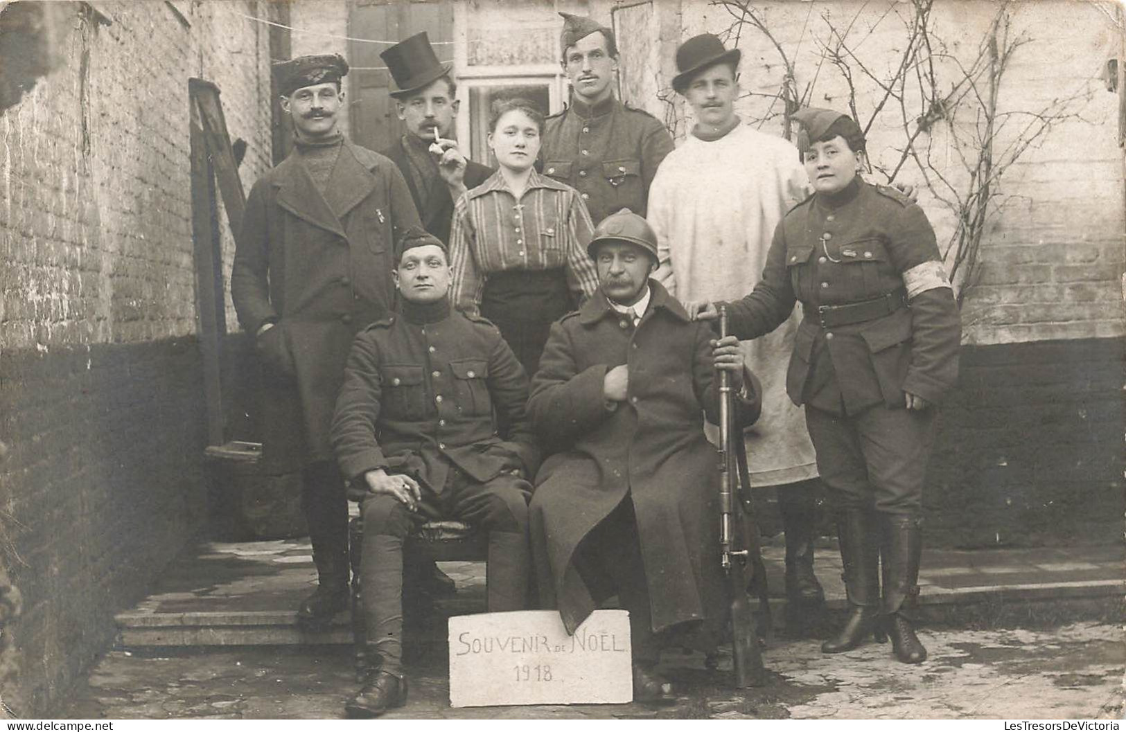 Militaria - Souvenir De Noêl 1918 - Soldat Et Civiles - Carte Photo - Soldats - Carte Postale Ancienne - Personnages