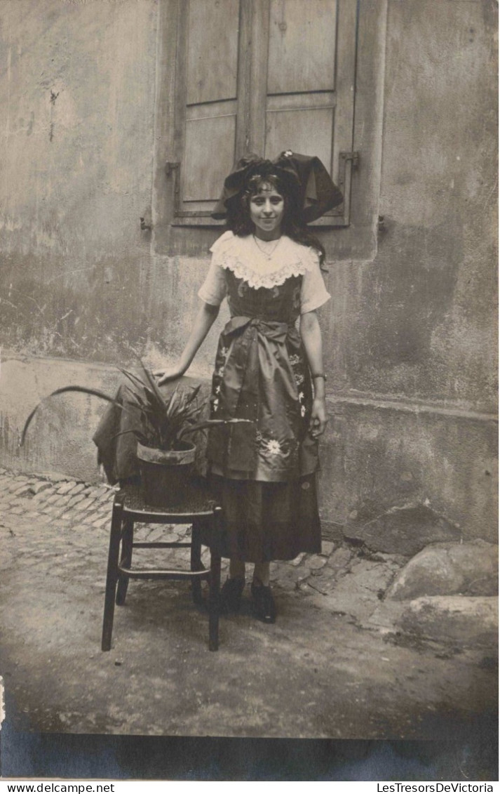 PHOTOGRAPHIE  - Une Femme En Costume Folklorique - Carte Postale Ancienne - Photographs