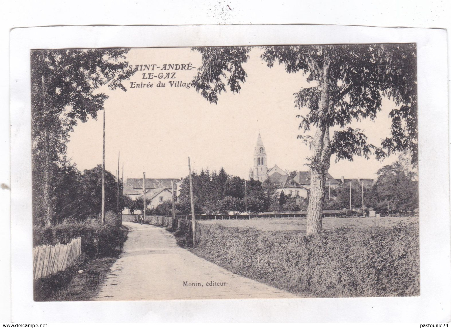 CPA :  14 X 9  -  SAINT-ANDRE-LE-GAZ  - Entrée Du Village - Saint-André-le-Gaz