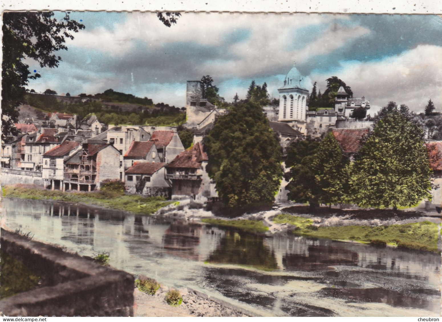 24. MONTIGNAC- LASCAUX ; Cpsm; VIEILLES MAISONS AU BORD DE LA VEZERE. ANNEE 1968 + TEXTE - Montignac-sur-Vézère