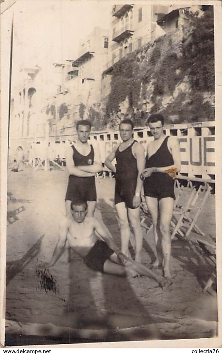 CARTE PHOTO GROUPE D HOMMES EN MAILLOT DE BAIN NATATION CIRCA 1920 DOS DIVISE ECRIT - Swimming