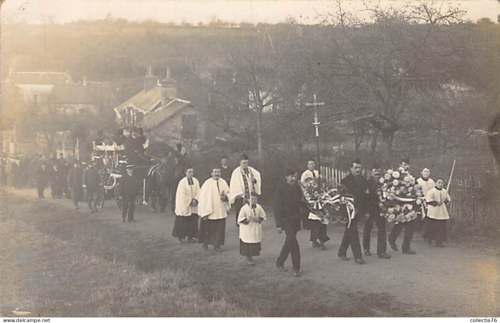 CARTE PHOTO CORTEGE FUNERAILLES A IDENTIFIER CORBILLARD A CHEVAL CIRCA 1910 DOS DIVISE NON ECRIT - Funérailles