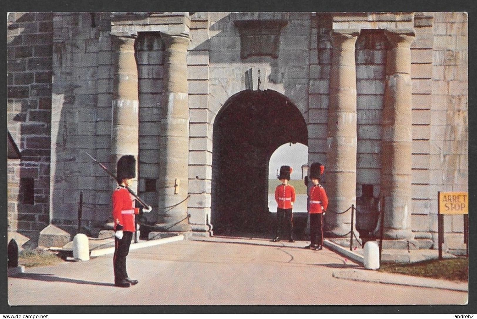 Québec - Sentinelle Du Royal 22e Régiment De Faction A La Porte Dalhousie Qui Donne A L'intérieur De La Citadelle - Québec - La Citadelle