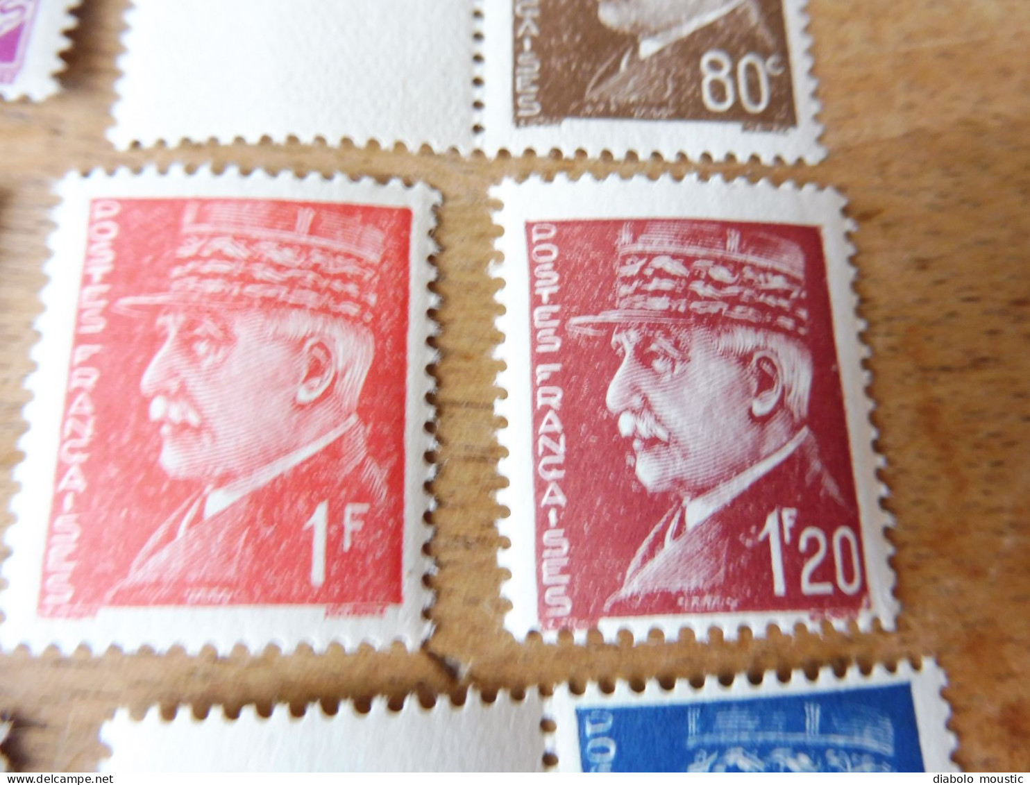 17 timbres neufs des années 1940 avec leur gomme , dont Pétain, etc