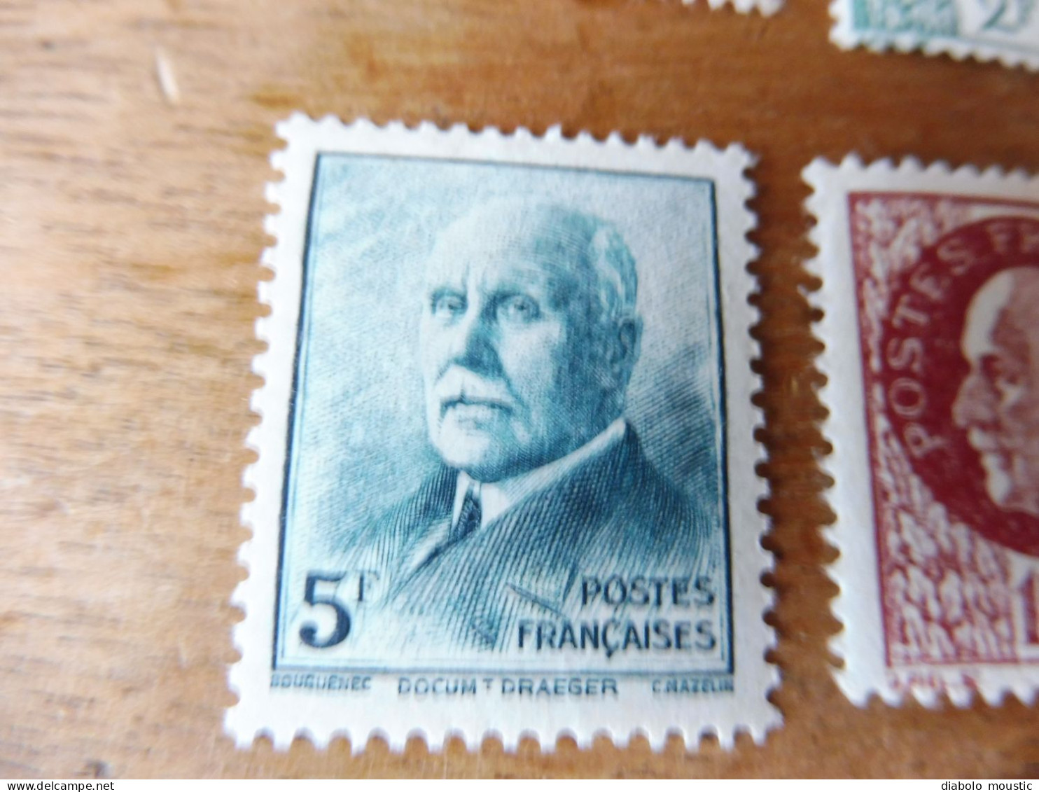 17 timbres neufs des années 1940 avec leur gomme , dont Pétain, etc