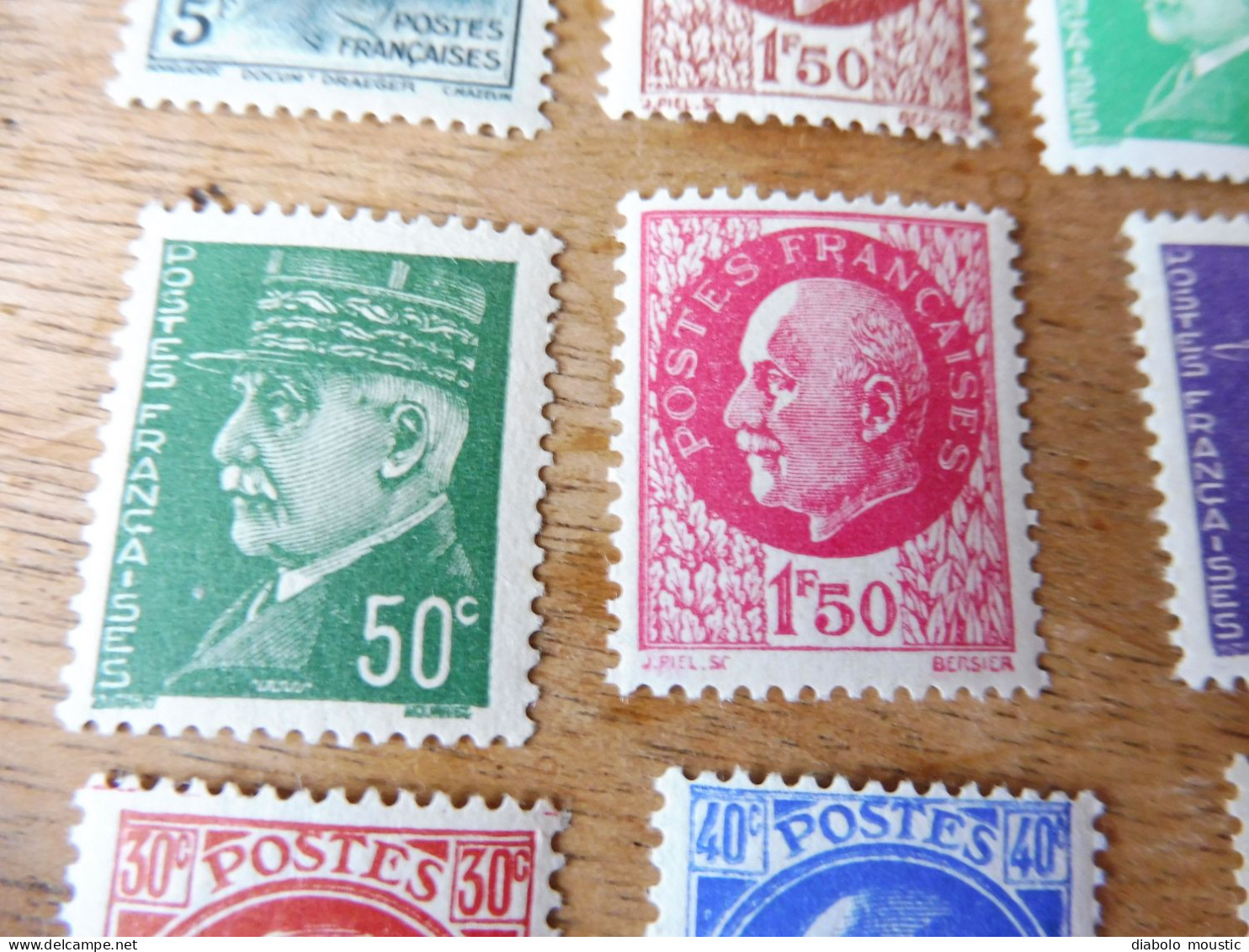 17 timbres neufs des années 1940 avec leur gomme , dont Pétain, etc