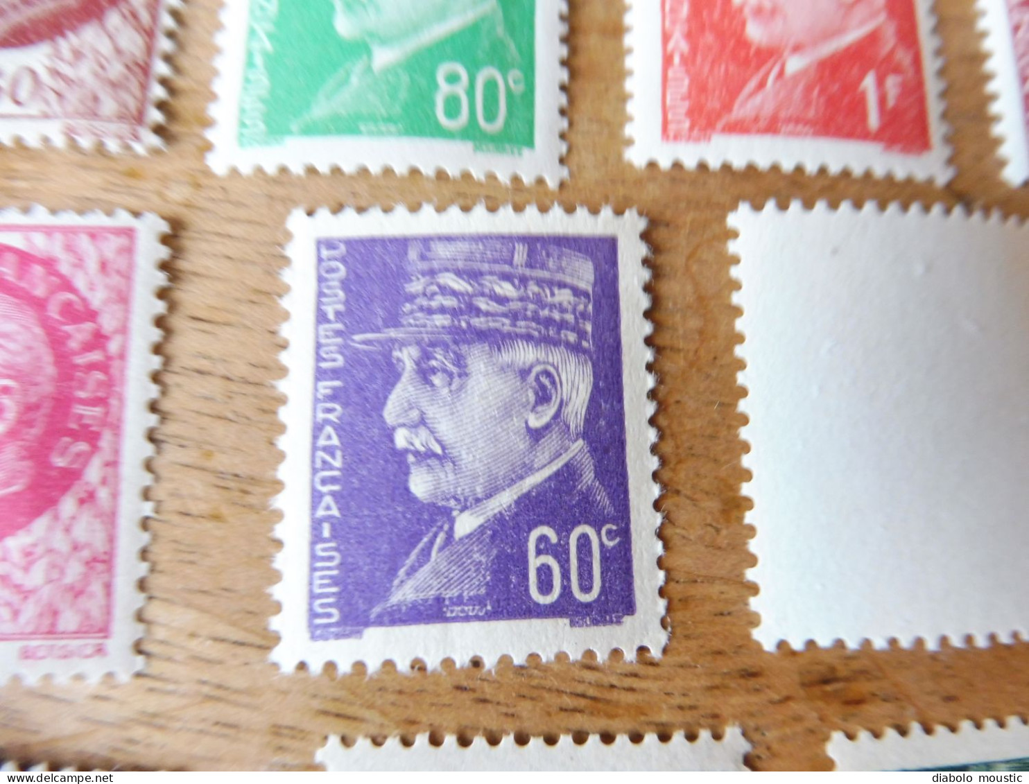 17 timbres neufs des années 1940 avec leur gomme , dont Pétain, etc