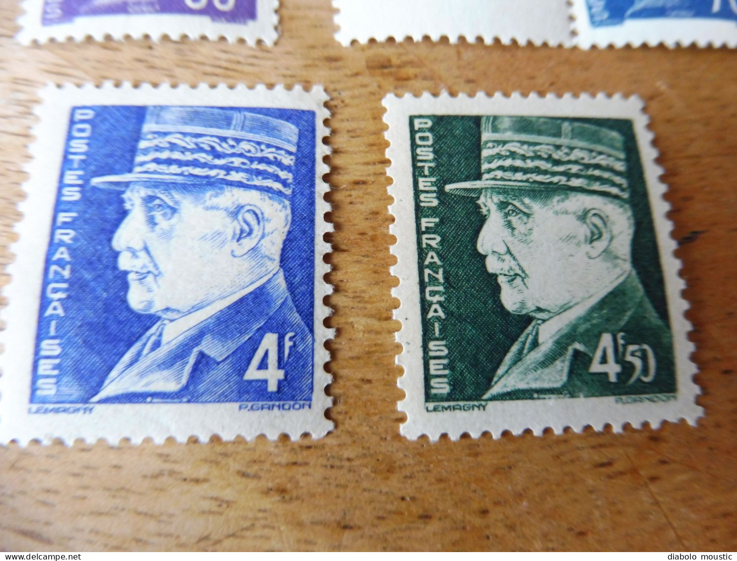 17 timbres neufs des années 1940 avec leur gomme , dont Pétain, etc