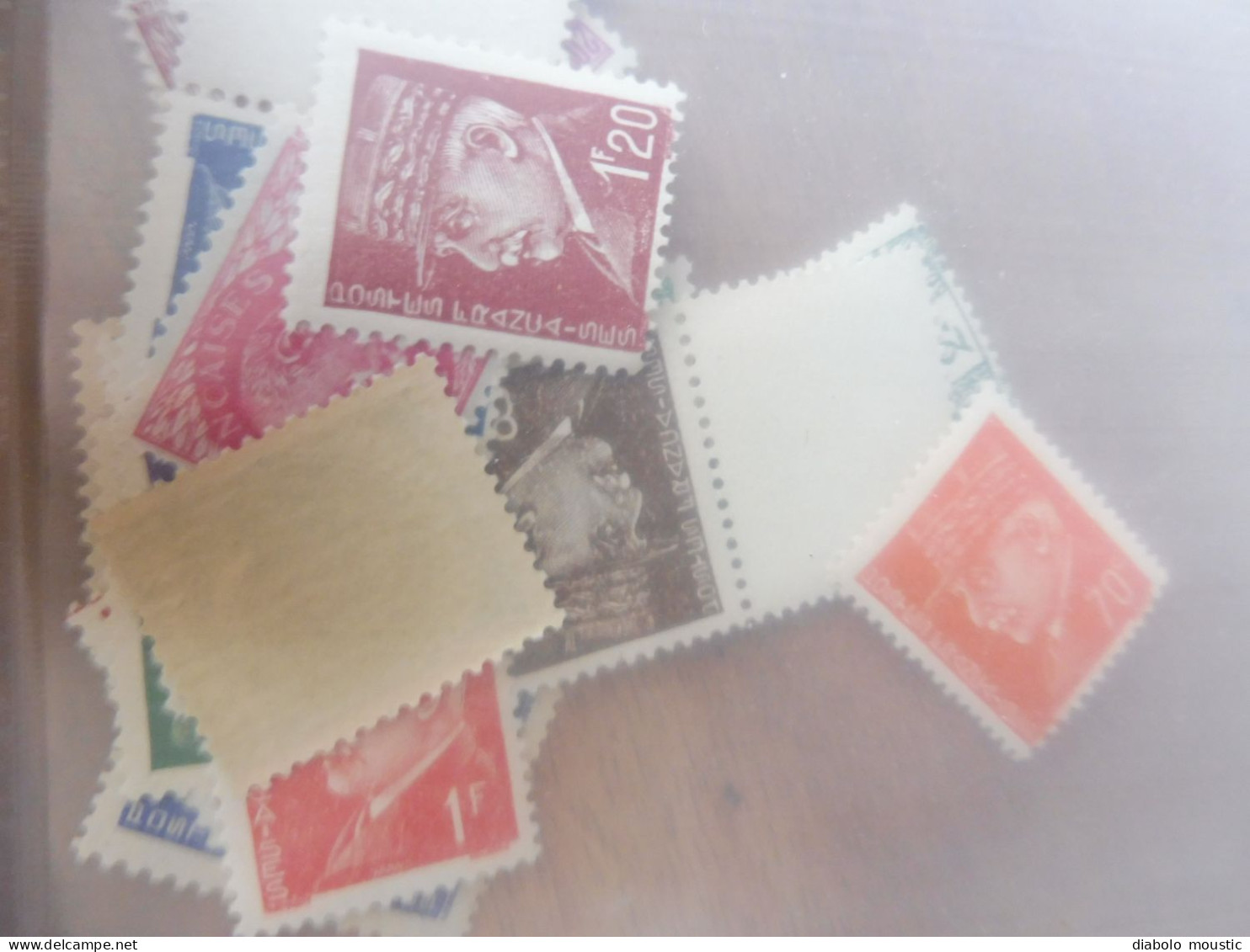 17 timbres neufs des années 1940 avec leur gomme , dont Pétain, etc