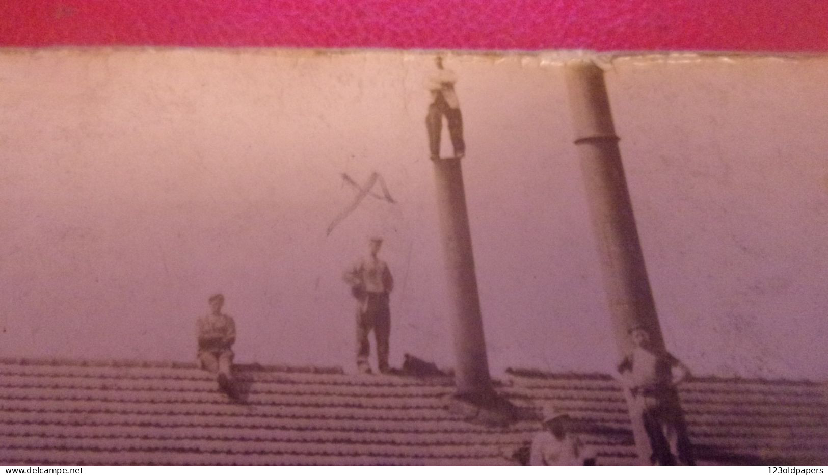 PHOTO INTITULEE CANAQUES EN FRANCE VOIT LA HAUT COUVREUR EN EQUILIBRE SUR  CHEMINEE DE TOIT Nouvelle-Calédonie - Nouvelle Calédonie