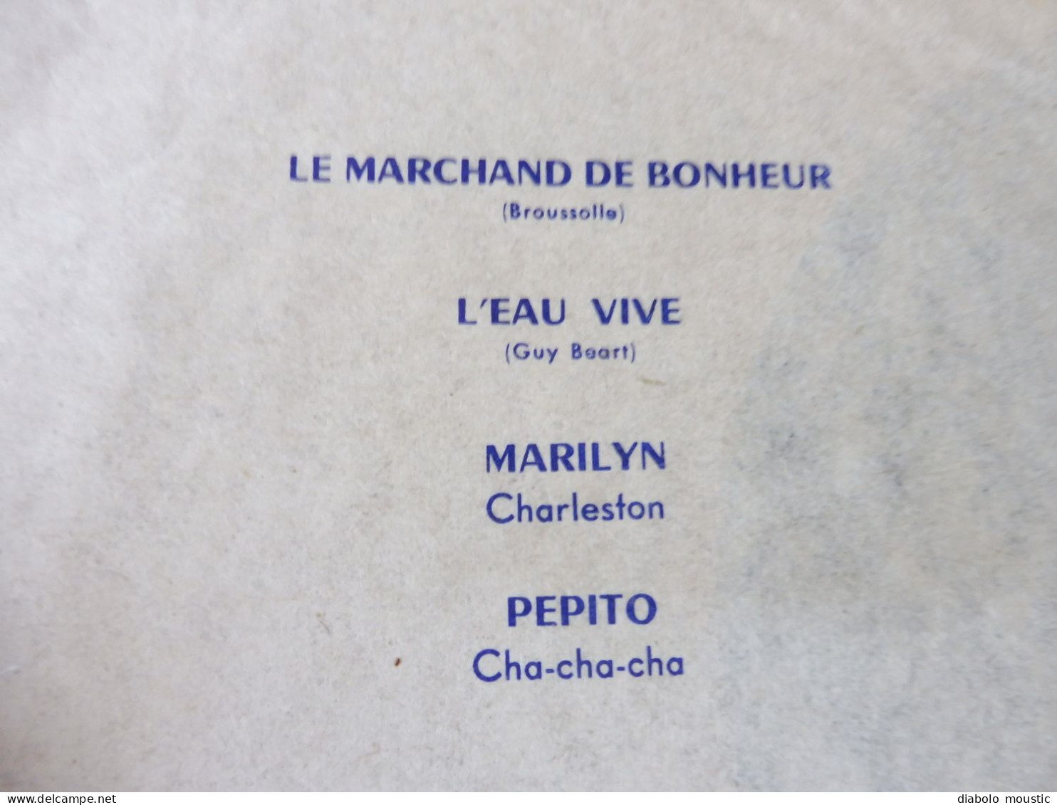 Disque Souple Microsillon 33 T  , Offert Par Les BONS BISCUITS PERNOTS : L'eau Vive, Marilyn , Pépito , - Unclassified