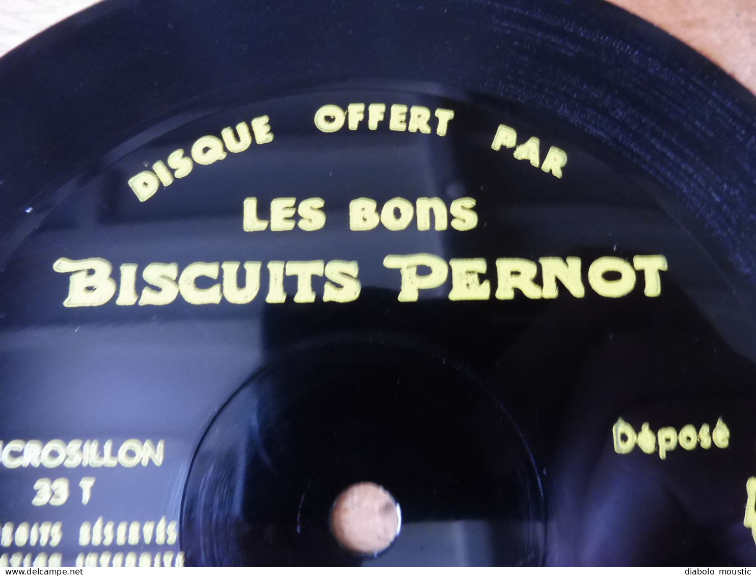 Disque souple microsillon 33 T  , offert par les BONS BISCUITS PERNOTS : L'eau Vive, Marilyn , Pépito ,