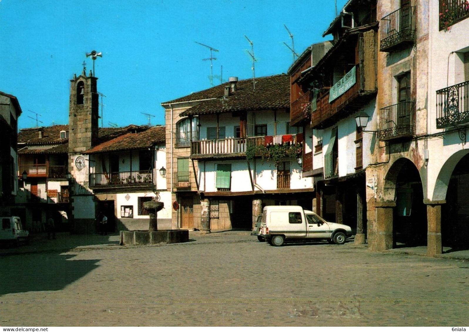 18004 VILLANUEVA DE LA VERA Plaza De Aniceto Marina   (2 Scans )  Voitures Autos Fontaine - Cáceres