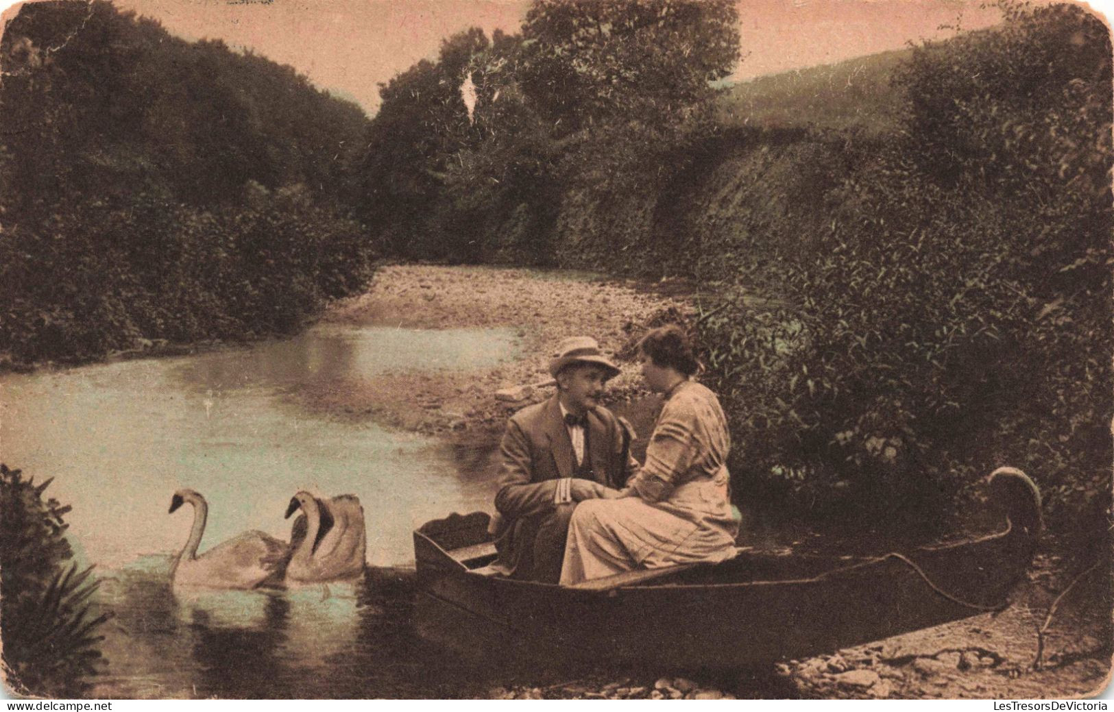 COUPLE - Un Couple Sur Une Barque - Cygne - Carte Postale Ancienne - Paare