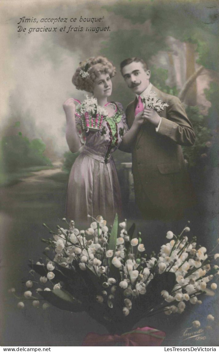 COUPLE - Amis Acceptez Ce Bouquet - De Gracieux Et Frais Muguets - Colorisé - Carte Postale Ancienne - Couples