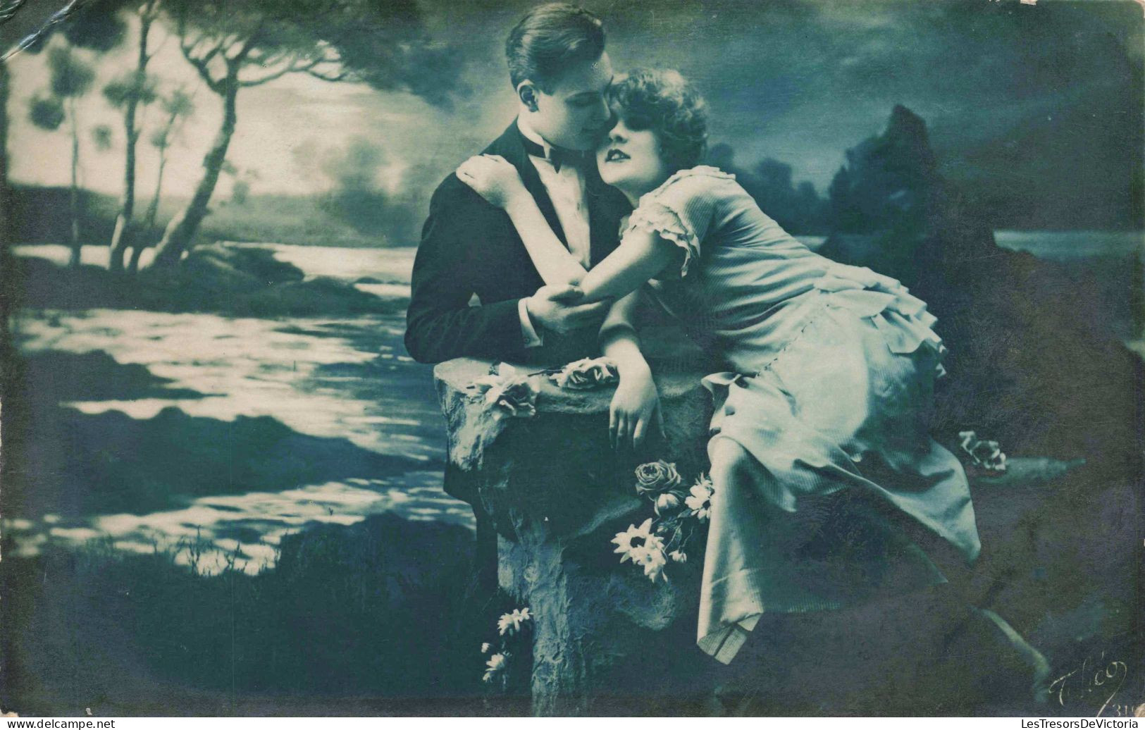 COUPLE - Une Fille Enlaçant Son Bien Aimé - Carte Postale Ancienne - Paare