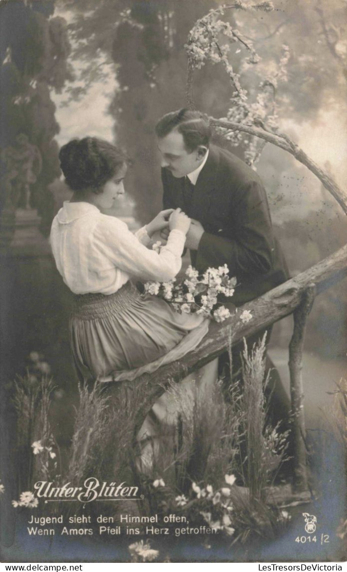 COUPLE - Unter Blüten - Jugend Mit Den Himmel Offen, Wenn Amors Pfeil Ins Herz Getroffen - Carte Postale Ancienne - Couples