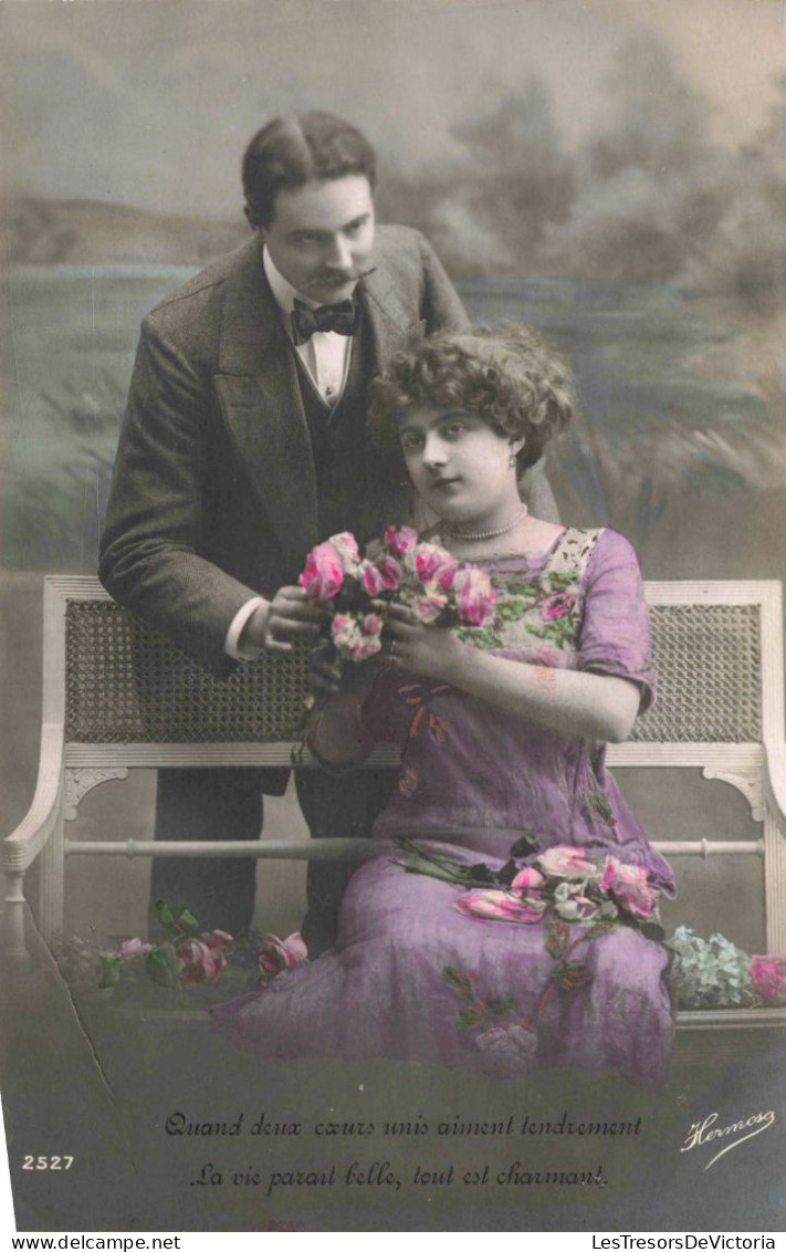 COUPLE -  Quand Deux Coeurs Unis Aiment Tendrement - La Vie Parait Belle - Carte Postale Ancienne - Couples