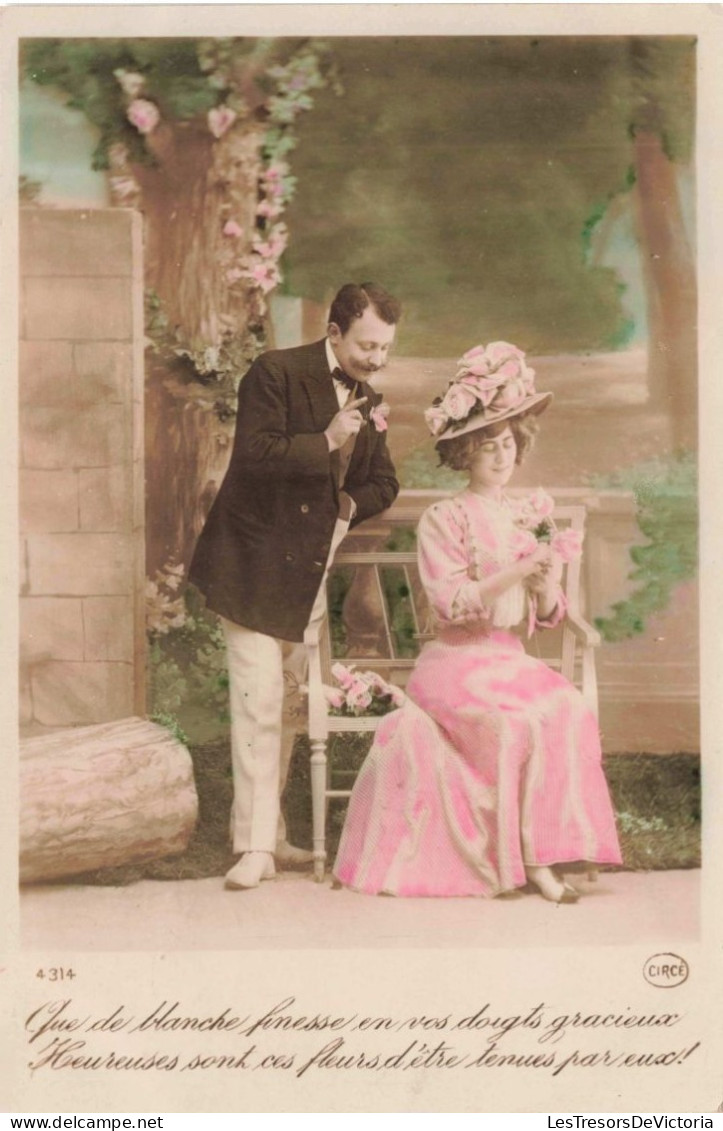 COUPLE - Que De Blanche Finesse En Vos Doigts - Colorisé - Carte Postale Ancienne - Couples