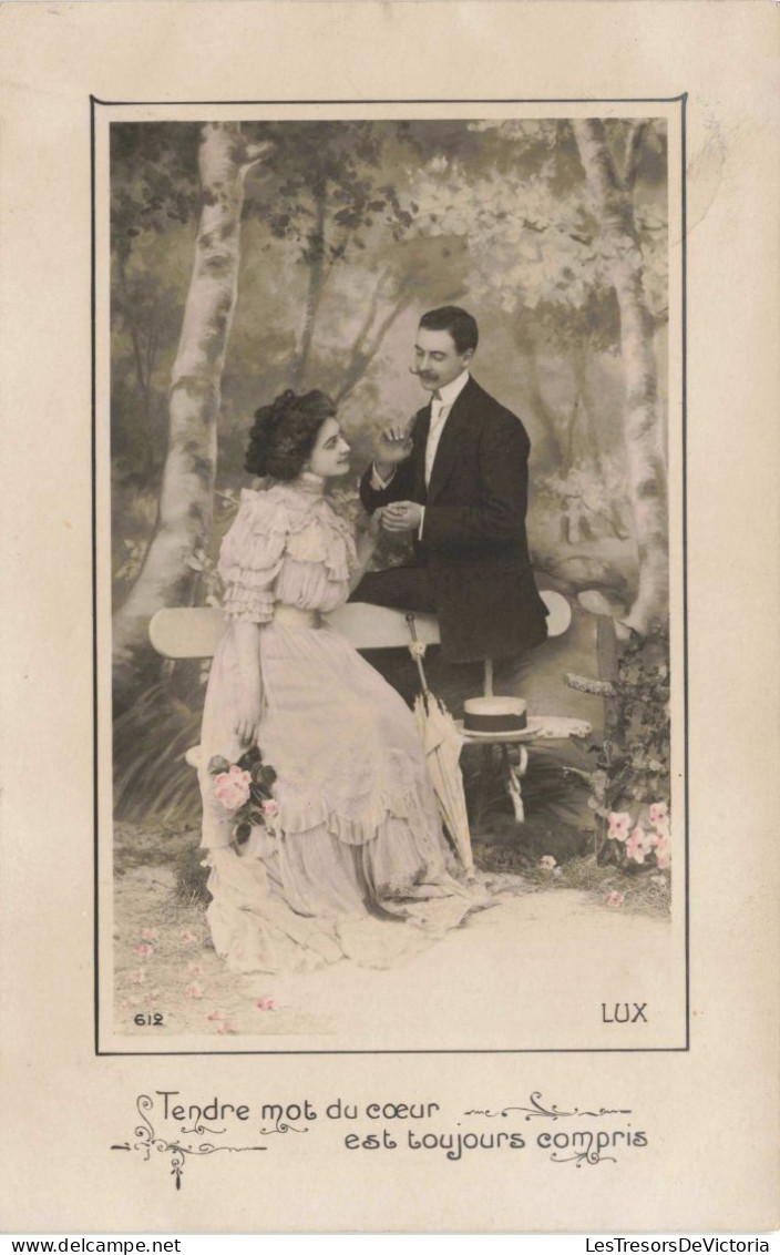 COUPLE - Tendre Mot Du Coeur Est Toujours Compris - Carte Postale Ancienne - Paare