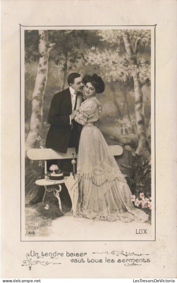 COUPLE - Un Tendre Baiser Vaut Tous Les Serments  - Carte Postale Ancienne - Paare