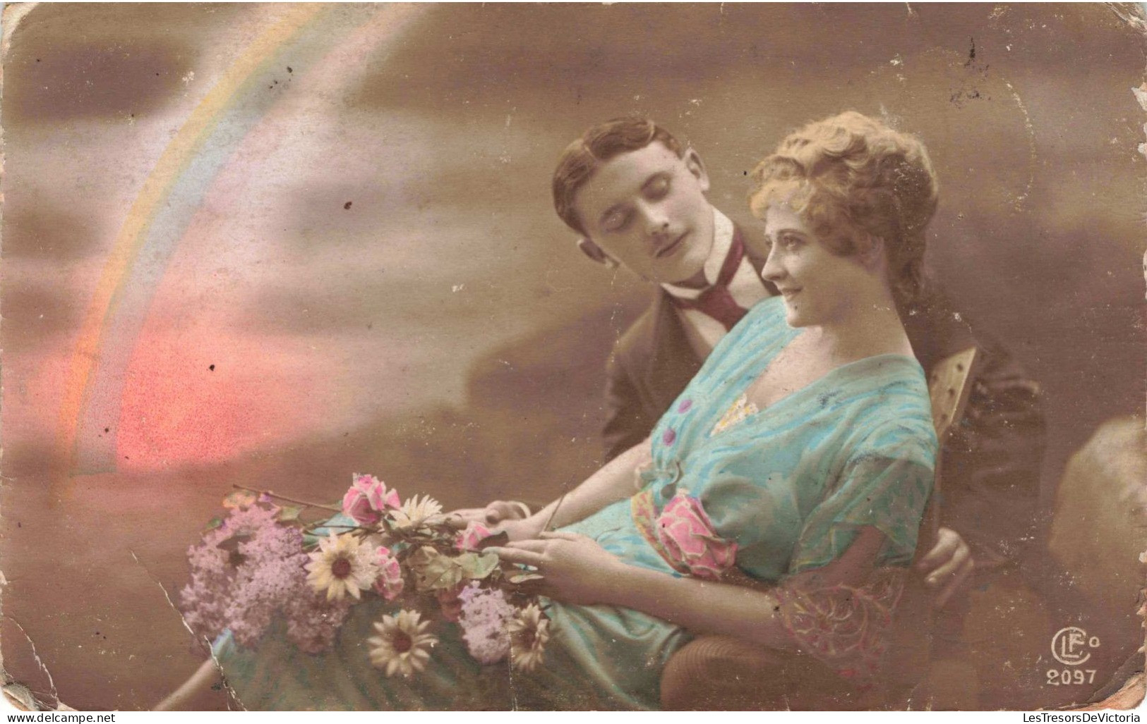 COUPLE - Une Femme Allongée Sur Son Compagnon - Colorisé - Carte Postale Ancienne - Paare