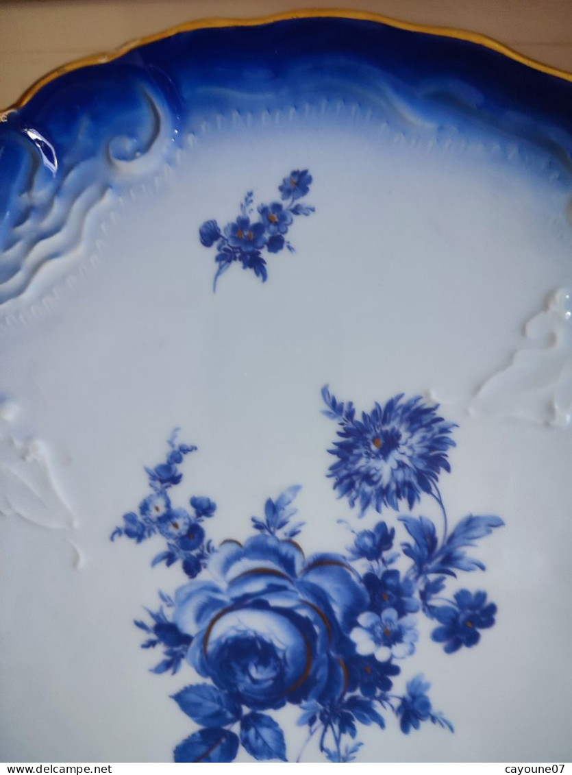 Tharaud porcelaine  de Limoges plat à gâteau bleu de four et fleurs dont roses