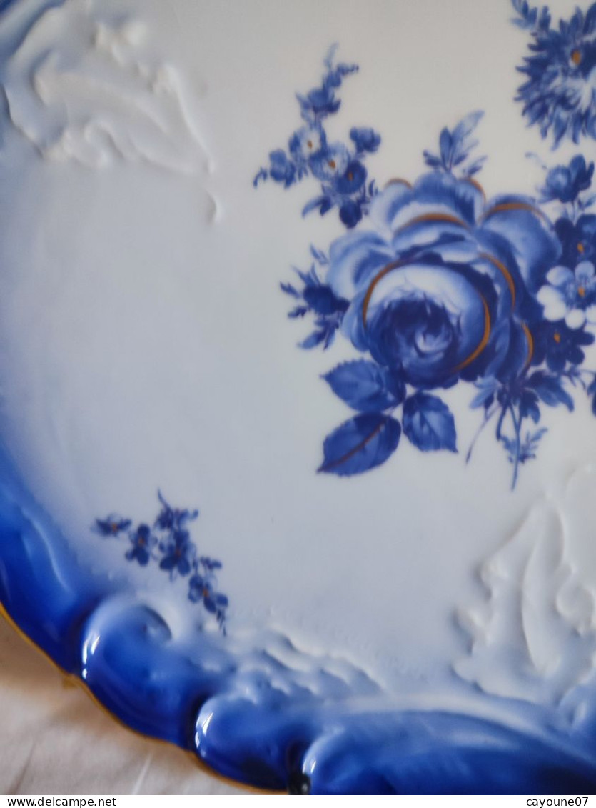 Tharaud porcelaine  de Limoges plat à gâteau bleu de four et fleurs dont roses