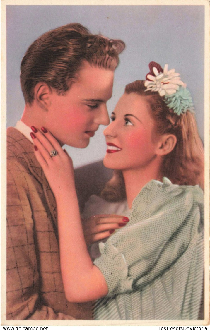 COUPLE - Un Couple Se Faisant Les Yeux Doux -  Colorisé - Carte Postale Ancienne - Paare