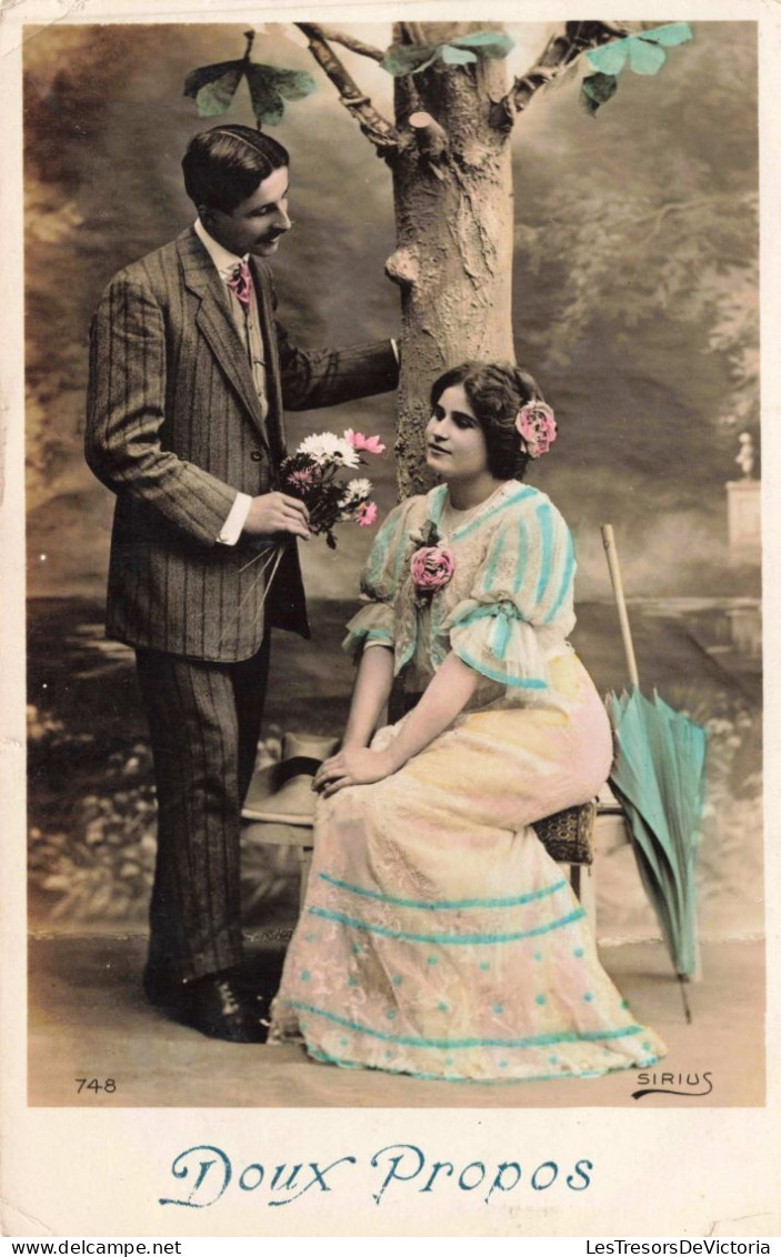 COUPLE - Doux Propos -  Colorisé - Carte Postale Ancienne - Paare