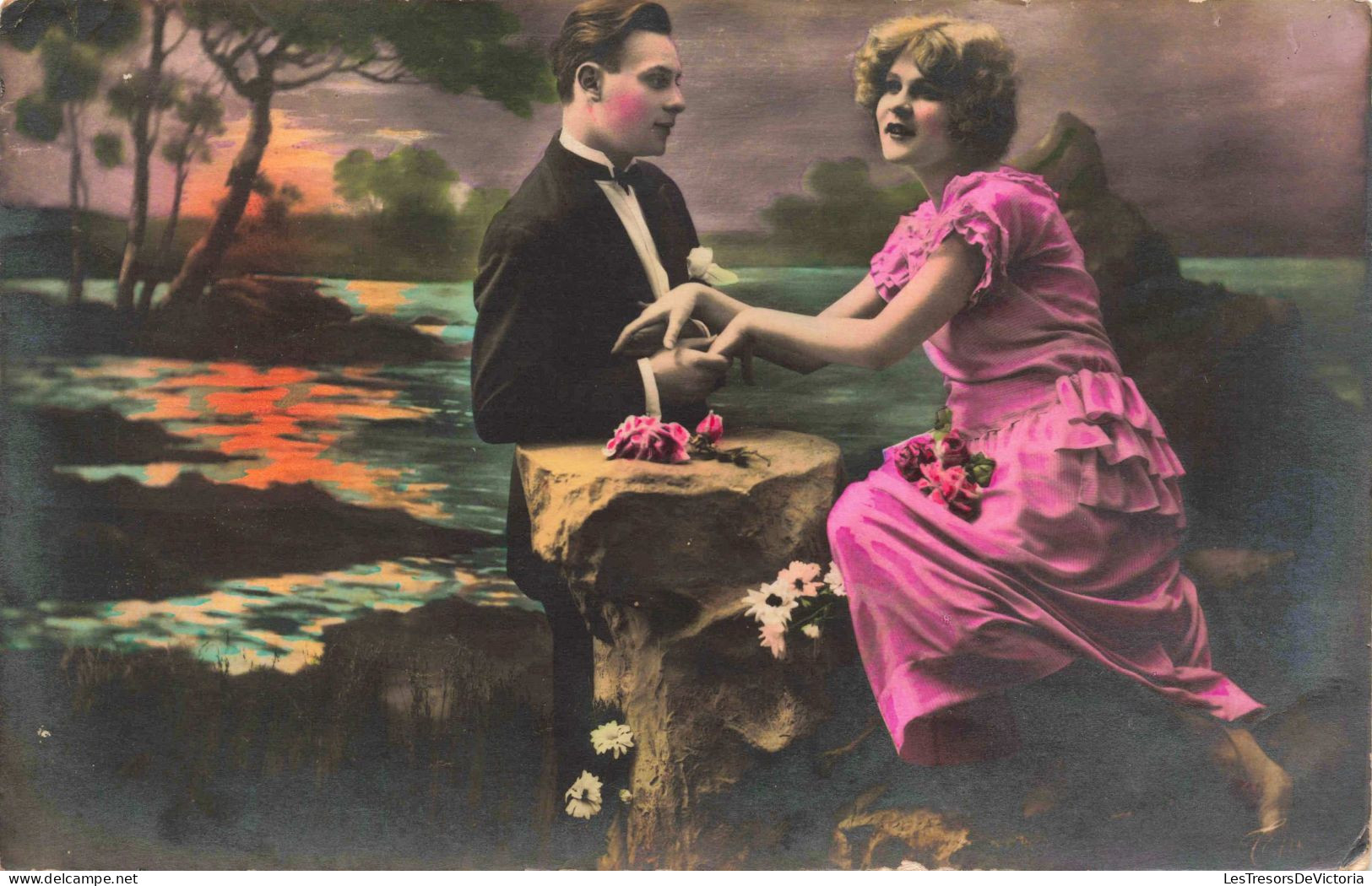 COUPLE - Une Femme Assise Sur Un Rocher -  Colorisé - Carte Postale Ancienne - Couples