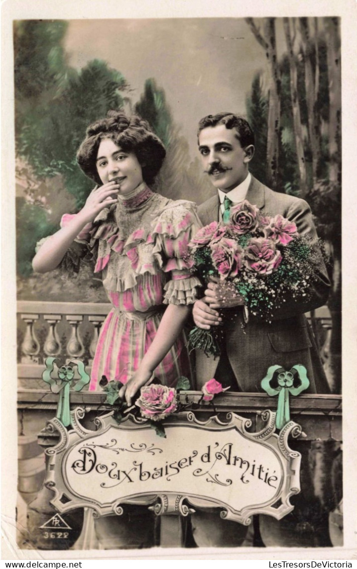 COUPLE - Doux Baisers D'Amitiés -  Colorisé - Carte Postale Ancienne - Paare