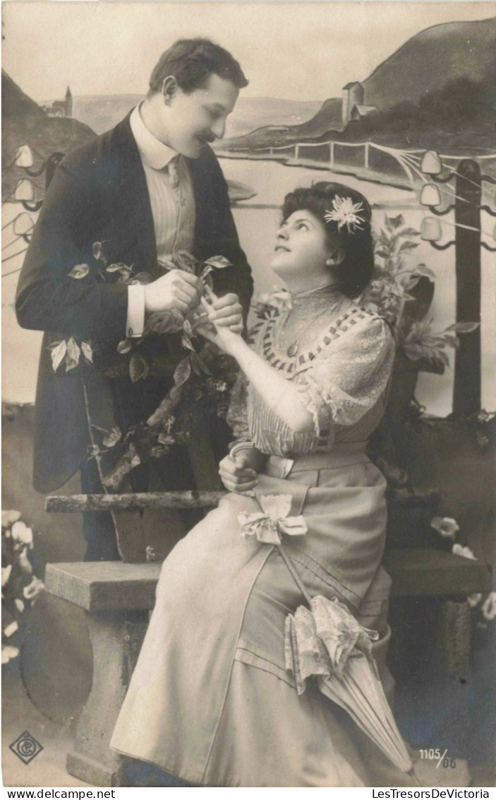COUPLE - Un Couple Se Faisant Les Yeux - Un Jeune Homme Offrant Une Fleur - Carte Postale Ancienne - Couples