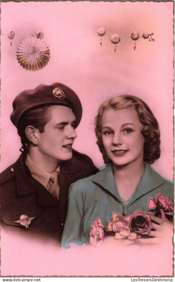 COUPLE - Un Soldat Regardant Sa Bien Aimée - Carte Postale Ancienne - Paare